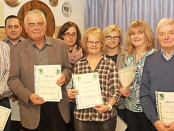Gerhard Lehrfeld (Dritter von links) wurde zum Ehrenmitglied des TSV Untersiemau ernannt. Weiterhin wurden geehrt: Bernd Heil, Simon Pfeffer, Katrin Dümmler, Carmen Obermüller, Birgit Gläser, Barbara Schmidt, Karl Spörl, Vorsitzender Jürgen Rückert.  Foto: Michael Stelzner
