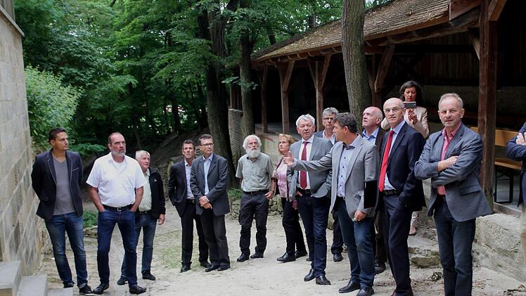 Die Mitglieder des Naturparkvereins in der historischen KellergasseGünther Geiling