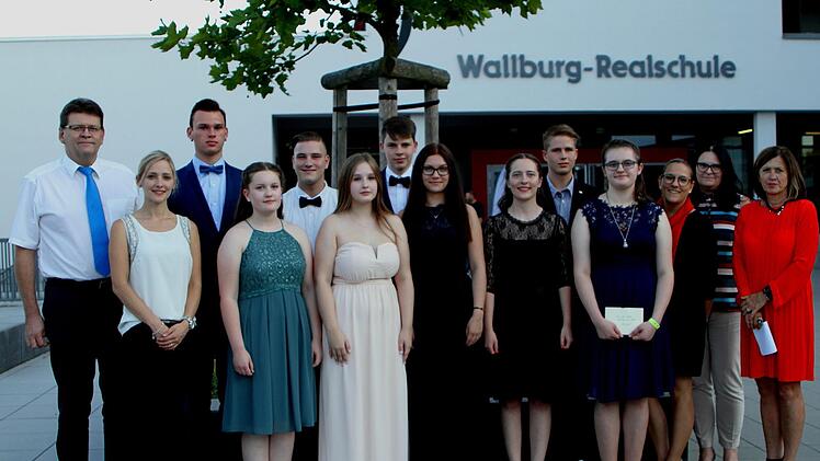 Die "Schulbesten", eingerahmt von Sponsoren sowie Direktorin Manuela Küfner (rechts) und Elternbeiratsvorsitzendem Martin Ullrich (links). Die besten Schüler waren (ab Zweite von links) Isabel Hartlieb, Michelle Barthelmes, Xenia Leis, Julia Kirsche und Amelie Bühl; dahinter ihre männlichen Mitschüler (von links) Leon Basel, Niklas Oppelt, Lukas Rehe und Felix Zier.Günther Geiling
