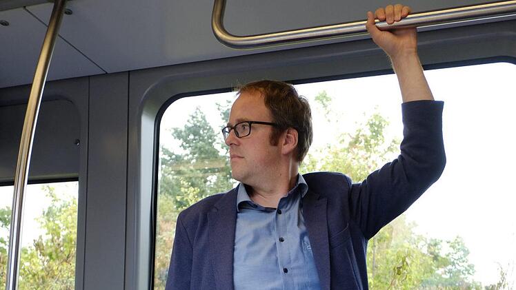 Erlangens OB Florian Janik fahrt Tram.Nikolas Pelke