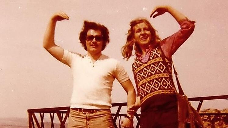 Starke Gesten aus den frühen 70ern: Wolfgang Zirbik (links) und Thomas Wagner lassen ihre Haarmähnen auf dem Staffelberg wehen.  Foto: privat