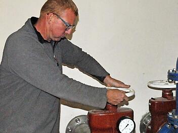 Der Langensendelbacher Wasserwart Ralf Kraus kontrolliert in der Aufbereitungsanlage die Leistung und Fördermenge an der Zuleitung.  Foto: Karl Heinz Wirth