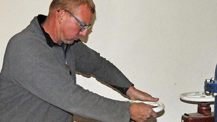 Der Langensendelbacher Wasserwart Ralf Kraus kontrolliert in der Aufbereitungsanlage die Leistung und Fördermenge an der Zuleitung.  Foto: Karl Heinz Wirth