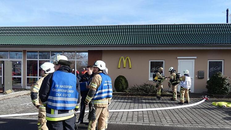 Eine brennende Fritteuse war der Grund f&uuml;r den Feuerwehreinsatz in dem Schnellrestaurant in Ha&szlig;furt. Die Feuerwehr r&uuml;ckte an,musste aber nicht mehr eingreifen, da der Brand schon gel&ouml;scht war. Die Truppe kontrollierte, dass es kein Glutnester mehr gab, und bel&uuml;ftete das Geb&auml;ude.  Christian Licha