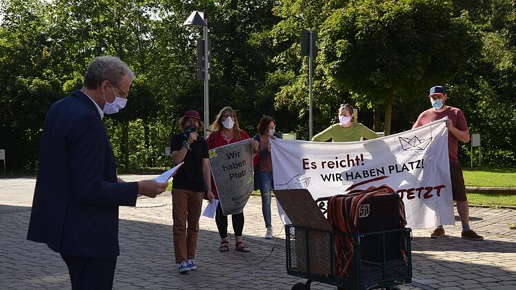 Bürgermeister German Hacker nahm am Rathaus den Brief entgegen.