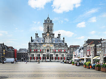 Stadthuis met mensen