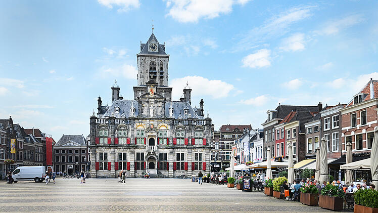 Stadthuis met mensen
