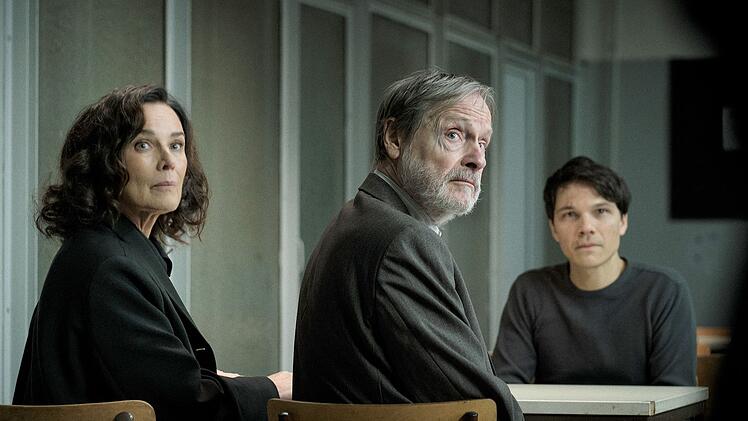 Kann Anna Conti (Désirée Nosbusch) dem Häftling Falk Klopfer (Sebastian Urzendowsky, rechts) und dessen Vater Friedrich Klopfer (Michael Wittenborn) helfen?