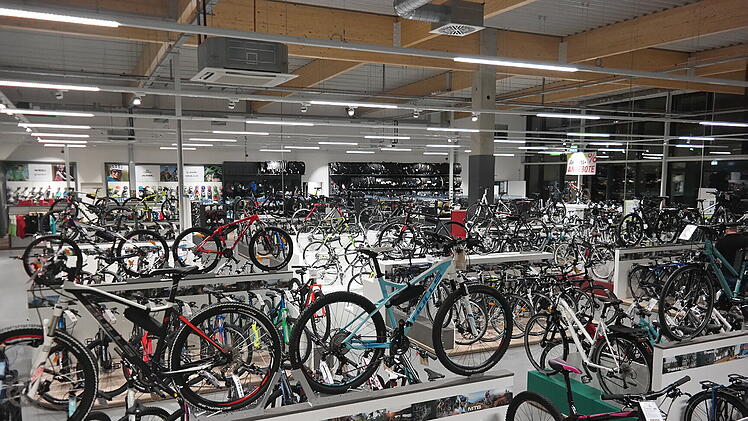 Mit einem rund 45-k&ouml;pfigen Team und &uuml;ber 80 Herstellern im Fahrrad- und Zubeh&ouml;rbereich bietet das Bike Center Dressel eine au&szlig;ergew&ouml;hnlich breite Auswahl.