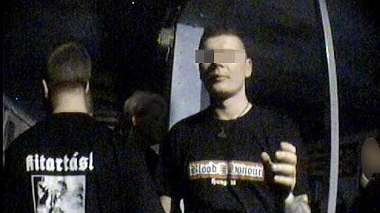 Der damalige NPD-Funktionär Matthias Fischer am 10. Februar 2007 bei einem Konzert anlässlich des "Day of Honour" in Ungarn, an dem Neonazis aus Europa der verlorenen SS-Schlacht um Budapest gegen Ende des Zweiten Weltkriegs gedenken. Fischer trägt ein ungarisches "Blood and Honour"-Shirt - die "Blood and Honour Division Deutschland" ist verboten.
