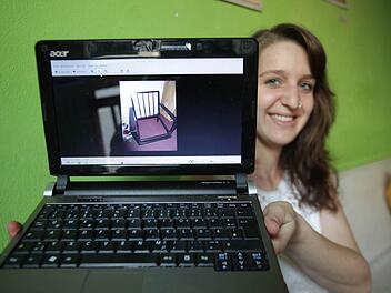 Mit diesem Stuhl fing alles an: Gruppengründerin Susanne Klenk zeigt den ersten Gegenstand, den sie eingestellt hat.  Foto: Barbara Herbst