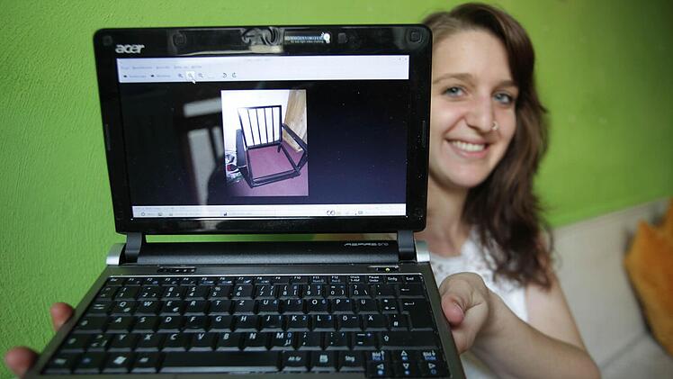 Mit diesem Stuhl fing alles an: Gruppengründerin Susanne Klenk zeigt den ersten Gegenstand, den sie eingestellt hat.  Foto: Barbara Herbst