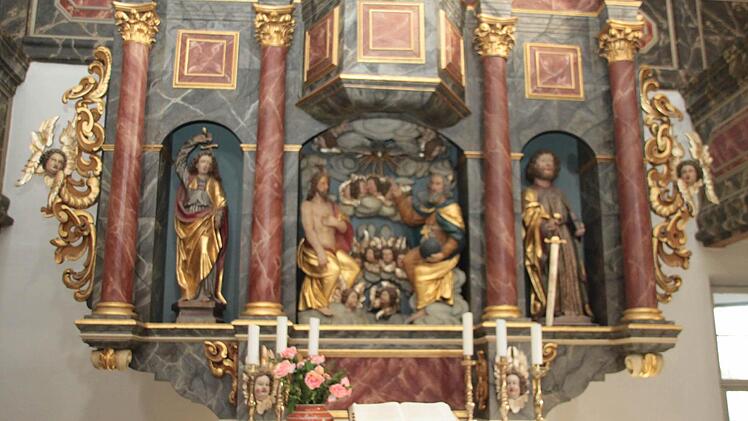 Am Buchauer Altar finden sich außergewöhnlich viele Engel-Darstellungen. Foto: Jürgen Gärtner