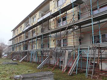 Die Wohnblocks in der St.-Georg-Straße sollen nach zwei Jahren endlich fertig saniert werden. Foto: Andreas Dorsch