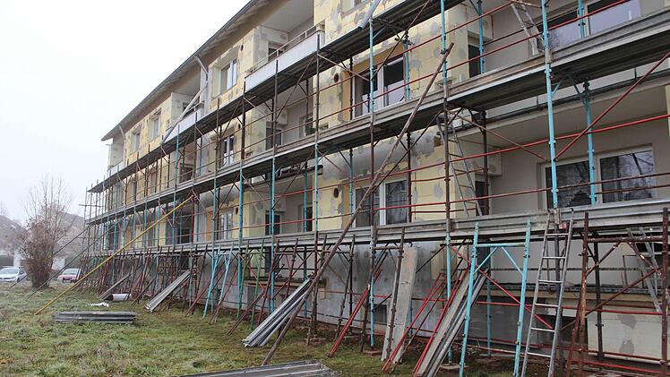 Die Wohnblocks in der St.-Georg-Straße sollen nach zwei Jahren endlich fertig saniert werden. Foto: Andreas Dorsch