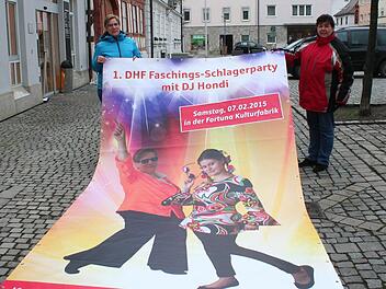 Auf dem Riesenplakat, das Anja Lukaszewicz (l.) und Angelika Ort schon einmal auf dem Marktplatz ausgerollt haben, sind Anja Lukaszewicz und Julia Woiton in fröhlicher Stimmung zu sehen.  Foto: Evi Seeger