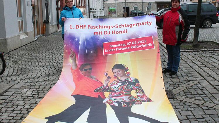 Auf dem Riesenplakat, das Anja Lukaszewicz (l.) und Angelika Ort schon einmal auf dem Marktplatz ausgerollt haben, sind Anja Lukaszewicz und Julia Woiton in fröhlicher Stimmung zu sehen.  Foto: Evi Seeger