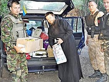 Artem Bonarenko (Mitte) bei seiner Hilfsaktion im vergangenen Jahr. Auch 2014 hat er alle Spenden selbst zu den Menschen gebracht. Foto: privat