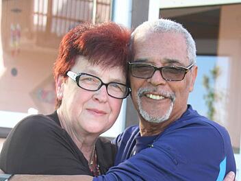 Geschwisterliebe ohne Grenzen - Monika Zeidler aus Marktschorgast und Harry Smith aus Atlanta (Georgia) haben sich viel zu erzählen. Erst im Alter von 64 und 67 Jahren haben sich die beiden Geschwister in die Arme schließen können. Foto: Sonja Adam