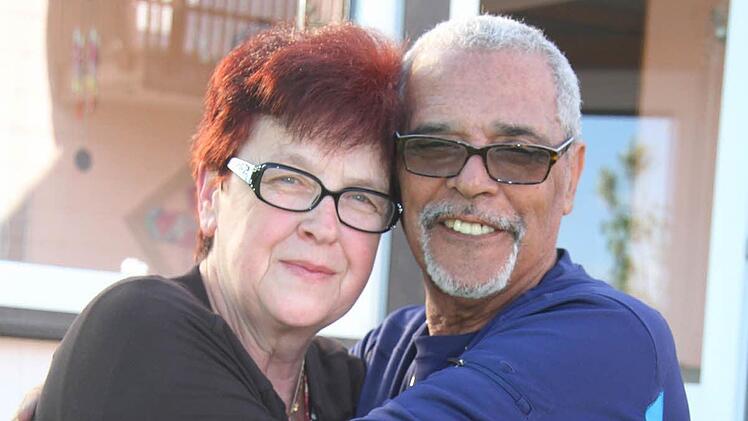 Geschwisterliebe ohne Grenzen - Monika Zeidler aus Marktschorgast und Harry Smith aus Atlanta (Georgia) haben sich viel zu erzählen. Erst im Alter von 64 und 67 Jahren haben sich die beiden Geschwister in die Arme schließen können. Foto: Sonja Adam