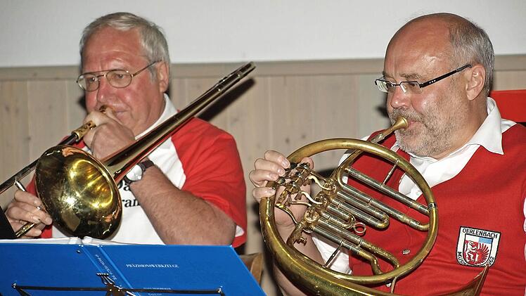 In der Rentnerband spielen Otmar Lutz (Posaune, links) und Bürgermeister Franz Kuhn (Es-Horn, rechts) mit. Foto: Stefan Geiger