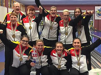 Weltpokalsieger 2016 sind die Sportkeglerinnen des SKC Victoria Bamberg, hinten v.&nbsp;l.: Sabrina Walter, Betreuer Harald Gr&auml;tzsch, Beata Wlodarczyk, Alina Dollheimer, Sina Bei&szlig;er, Ines Maricic; vorn v.&nbsp;l.: Melissa Stark, Daniela Kicker, Sabrina Imbs, Corinna Kastner. Foto: privat