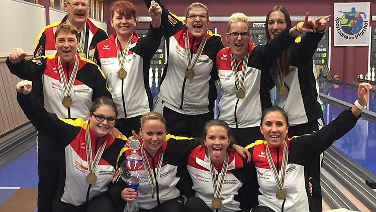 Weltpokalsieger 2016 sind die Sportkeglerinnen des SKC Victoria Bamberg, hinten v.&nbsp;l.: Sabrina Walter, Betreuer Harald Gr&auml;tzsch, Beata Wlodarczyk, Alina Dollheimer, Sina Bei&szlig;er, Ines Maricic; vorn v.&nbsp;l.: Melissa Stark, Daniela Kicker, Sabrina Imbs, Corinna Kastner. Foto: privat