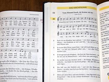 "Vom Himmel hoch" ist ein Lied, dessen Text und Musik von Martin Luther stammen. Es ist sowohl im evangelischen Gesangbuch als auch im katholischen Gotteslob enthalten. Lieder von Martin Luther und andere Werke können Besucher beim ökumenischen Singen am 28. Mai um 17 Uhr in der Ritterkapelle mitsingen.