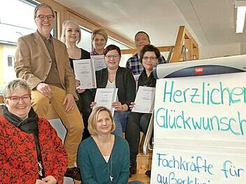 Norbert Grundhöfer (zweiter von links) und Cornelia Thron (links) und Koordinatorin Sabine Neubauer (vorne) sind stolz auf die ersten Prüflinge des Intensivpflegekurses: Julia Kräußling, Nadine Buckreus, Anna Geiger, Björn Müller und Birgit König (von links).  Foto: Susanne Deuerling