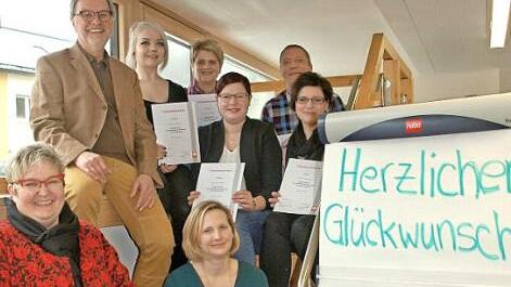 Norbert Grundhöfer (zweiter von links) und Cornelia Thron (links) und Koordinatorin Sabine Neubauer (vorne) sind stolz auf die ersten Prüflinge des Intensivpflegekurses: Julia Kräußling, Nadine Buckreus, Anna Geiger, Björn Müller und Birgit König (von links).  Foto: Susanne Deuerling