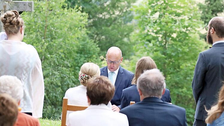 Angelika Martin aus Oberbach und Stephan Heil aus Oberleichtersbach gaben sich unter freiem Himmel das Ja-Wort.