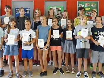 Die sportlichen Schüler zusammen mit Rektor Mathias Liebig und Konrektorin Eva Sachs (links) sowie den Lehrkräften Stefan Mohr und Markus Gottwald (rechts) Foto: Werner Reißaus