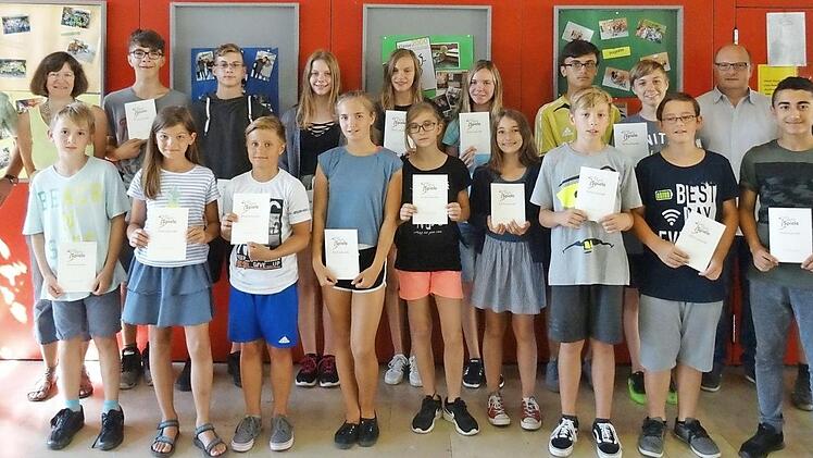 Die sportlichen Schüler zusammen mit Rektor Mathias Liebig und Konrektorin Eva Sachs (links) sowie den Lehrkräften Stefan Mohr und Markus Gottwald (rechts) Foto: Werner Reißaus