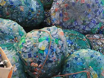 Millionen von tonnen Plastikmüll landen pro Jahr in der Umwelt. Wer  trägt daran die Schuld? Symbolbild: pixabay/mauriceangres