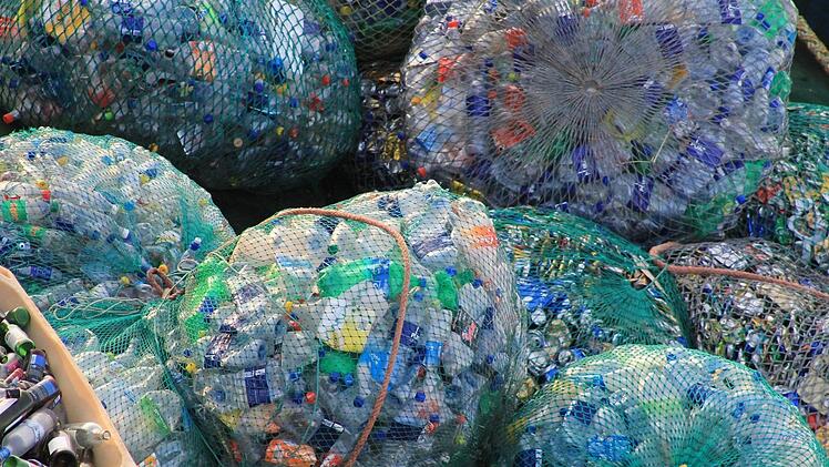 Millionen von tonnen Plastikmüll landen pro Jahr in der Umwelt. Wer  trägt daran die Schuld? Symbolbild: pixabay/mauriceangres