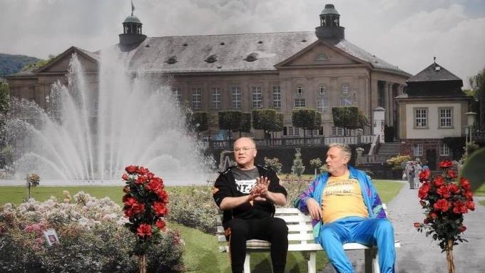 Martin Rassau (links) und Bernhard Ottinger philosophieren vor der Kulisse des Rosengartens über ihre Kurprobleme.  Friedrich Bölian