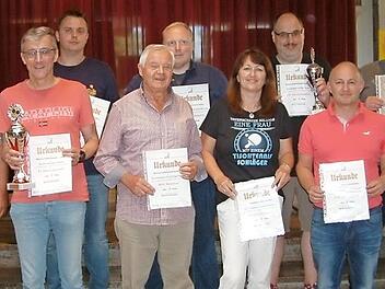 Die Vereinsvertreter aus der Region, die für ihre Meistermannschaften die Ehrung beim Bezirkstag in Untersiemau entgegennahmen: (von links) Achim Meußer (TV Schwürbitz), Bernd Feulner (TV Oberwallenstadt), Ralf Motschenbacher (TTC Geutenreuth), Erich Rettmann (RVC Reundorf), Stefan Ott (TTC Schmeilsdorf), Anja Walter (TV Schwürbitz) Peter Januara (TTC Burgkunstadt), Michael Werner (TTC Unterzettlitz), Reinhard Rommel (TTV Altenkunstadt) und Klaus Müller (TTC Küps).  Foto: Hans Franz