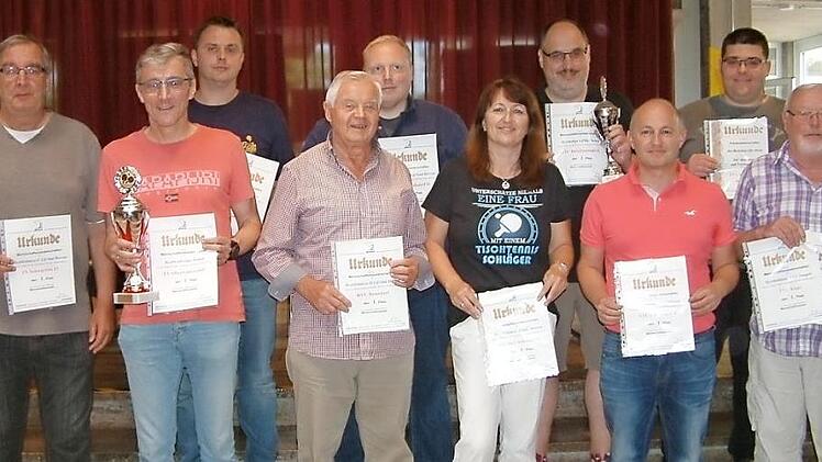 Die Vereinsvertreter aus der Region, die für ihre Meistermannschaften die Ehrung beim Bezirkstag in Untersiemau entgegennahmen: (von links) Achim Meußer (TV Schwürbitz), Bernd Feulner (TV Oberwallenstadt), Ralf Motschenbacher (TTC Geutenreuth), Erich Rettmann (RVC Reundorf), Stefan Ott (TTC Schmeilsdorf), Anja Walter (TV Schwürbitz) Peter Januara (TTC Burgkunstadt), Michael Werner (TTC Unterzettlitz), Reinhard Rommel (TTV Altenkunstadt) und Klaus Müller (TTC Küps).  Foto: Hans Franz