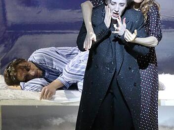 Knöcheltief im Schnee waten können die Mitwirkenden der Oper "The Snow Queen" am Münchner Nationaltheater: Barbara Hannigan (r.) als Gerda sowie Rachael Wilson und Thomas Gräßle als Kay  Foto: Wilfried Hösl