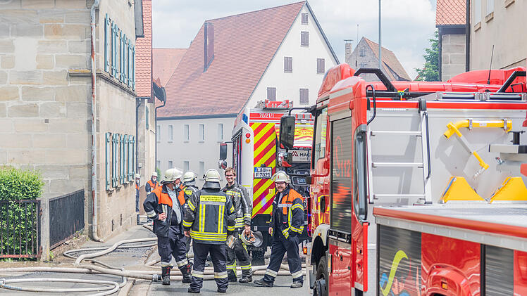 Stallung im Ortskern geht in Flammen auf