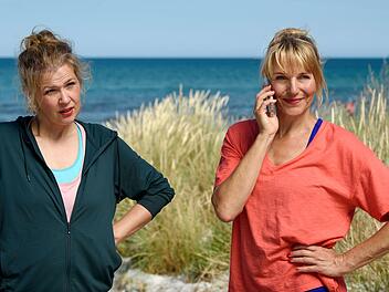 Bei einer morgendlichen Joggingrunde treffen Franziska J&auml;ger (Tina Amon Amonsen, links) und Nora Kaminski (Tanja Wedhorn) den Strandwirt Ole, dem es gar nicht gut geht.