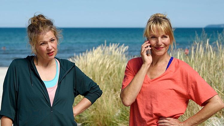 Bei einer morgendlichen Joggingrunde treffen Franziska J&auml;ger (Tina Amon Amonsen, links) und Nora Kaminski (Tanja Wedhorn) den Strandwirt Ole, dem es gar nicht gut geht.