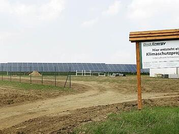 Eines Kollektoren-Felder entsteht auf Höhe  südlich von Losbergsgereuth.