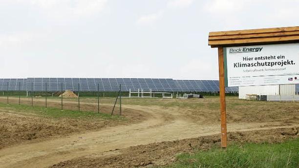 Eines Kollektoren-Felder entsteht auf Höhe  südlich von Losbergsgereuth.
