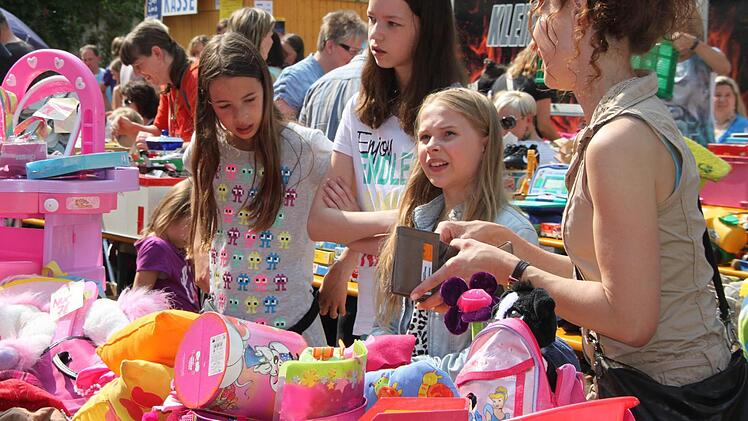 Beim Kinderfohmarkt wurde tüchtig gehandelt. Fotos: Katrin Geyer