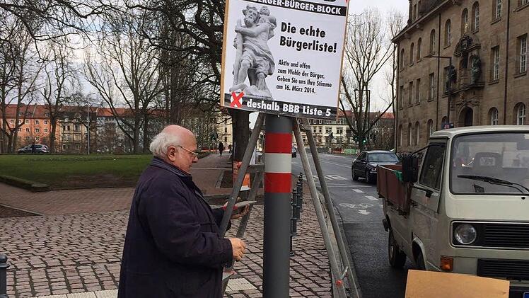 Norbert Tscherner freut sich wohl immer noch, dass die Bürgerblock-Plakate als erste hingen.  Foto: Gertrud Glössner-Möschk