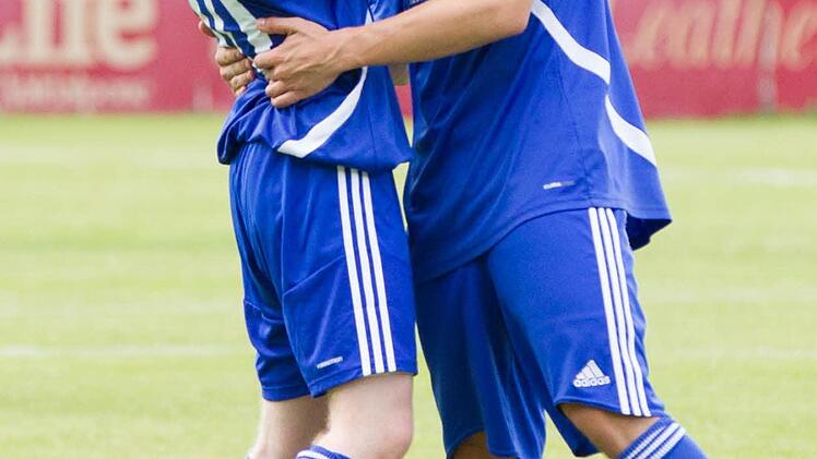 Vorlagengeber Rene Knie (links) und Vollender Lukas Werner freuen sich über das 2:0. Foto: Heinrich Weiß