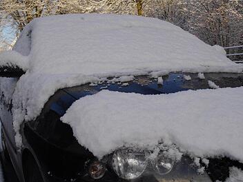 Für die Autofahrer ist die weiße Pracht am Morgen eher lästig als schön. Zum Glück mussten die wenigsten dank des Feiertags gestern zeitig aus den Federn. Fotos: Marco Meißner
