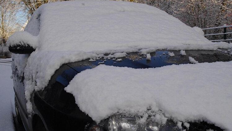 Für die Autofahrer ist die weiße Pracht am Morgen eher lästig als schön. Zum Glück mussten die wenigsten dank des Feiertags gestern zeitig aus den Federn. Fotos: Marco Meißner