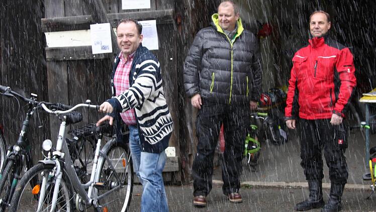 Das erste Fahrrad ist schon weg. Die SPD hatte allerdings noch weitere zur Auswahl in Connys Scheune. Foto: Klaus Klaschka